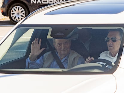 Llegada del Rey emérito al aeropuerto Peinador de Vigo.