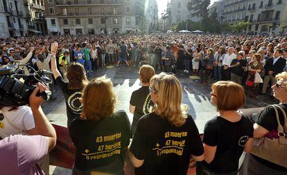 Miembros de la Asociación de Víctimas del Metro, en una de las concentraciones que durante años convocaron en Valencia para pedir justicia. 