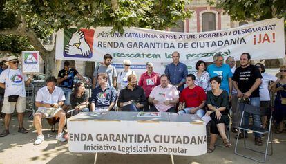 Manifestaci&oacute;n a favor de la renta garantizada frente al Parlament.