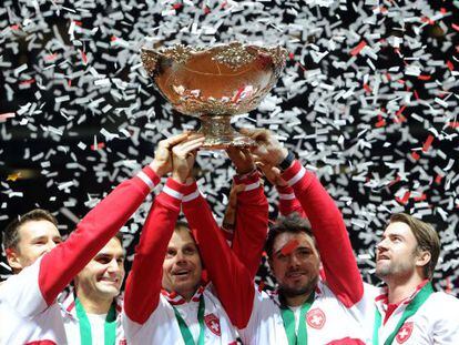 Los jugadores suizos levantan la Ensaladera