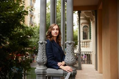 La escritora Xita Rubert posa en el balcón de la sede de la editorial Anagrama, en Barcelona.
