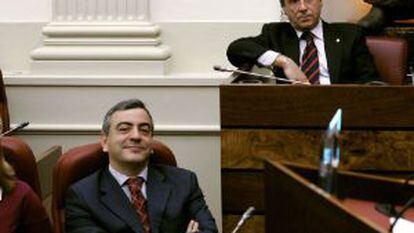 Javier de Andrés, cruzado de brazos, y Xabier Agirre, arriba, en las Juntas de Álava.