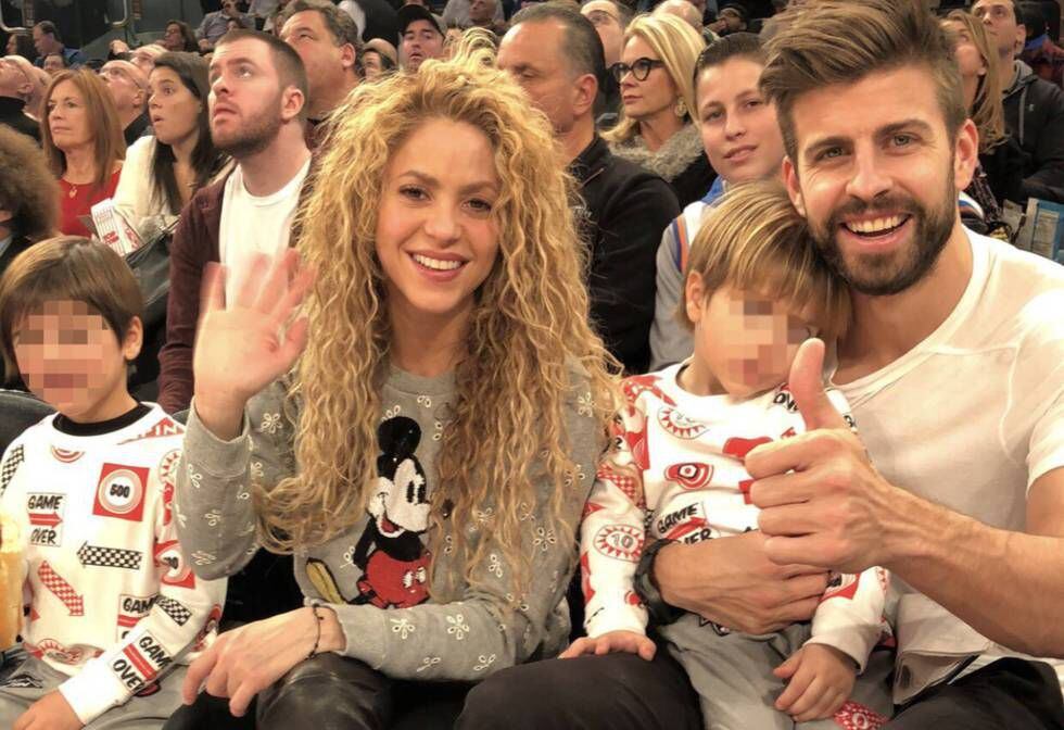 Shakira y Gerard Piqué, con sus hijos durante un partido de baloncesto en el Madison Square Garden.