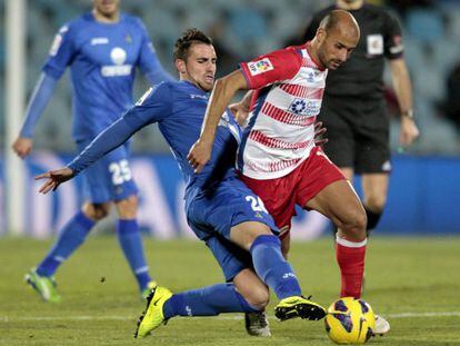 Alc&aacute;cer y Mikel Rico luchan por el bal&oacute;n 