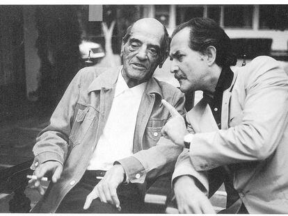 El cineasta Luis Buñuel con Carlos Fuentes.