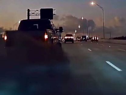 Una pickup 'ataca' a un Tesla con el humo de su tubo de escape (vídeo)
