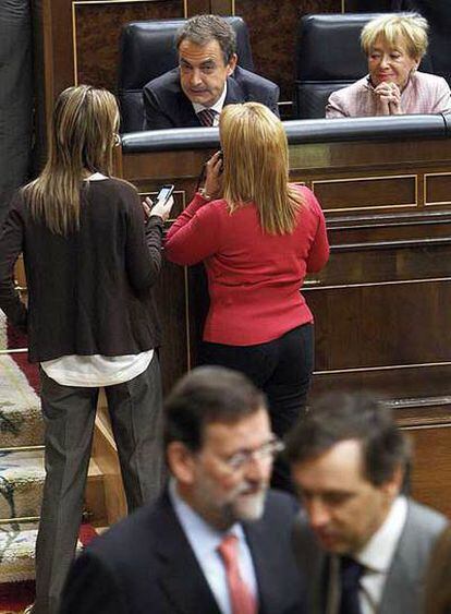 Rajoy (delante) y Zapatero (al fondo), en el Congreso.