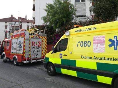 El cami&oacute;n de bomberos y la ambulancia que atendieron a la mujer que qued&oacute; atrapada por el canap&eacute; de su dormitorio.