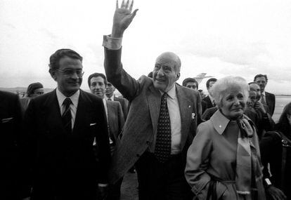 Josep Tarradellas a su llegada al aeropuerto de Madrid-Barajas, procedente del exilio, el 20 de octubre de 1977.