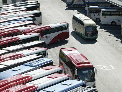 Autobuses de diversas empresas en la Estaci&oacute;n Sur de Madrid. 