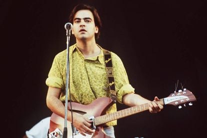 Enrique Urquijo en un concierto de Los Secretos en el Parque de Atracciones de Madrid, en agosto de 1989.