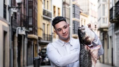 El chef Alejandro Villa Pérez posa con un pescado recién llegado de la rula, en una imagen proporcionada por el restaurante.