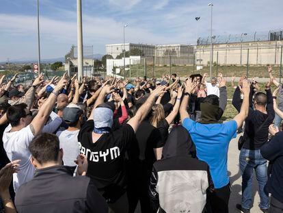 Concentración de los funcionarios este sábado frente al centro penitenciario de Quatre Camins, en Granollers.