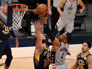 Westbrook se eleva por encima de Sabonis en el partido entre Washington e Indiana.