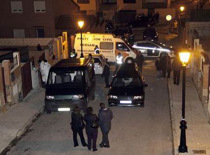 Calle de Benavides de Órbigo, en San Martín de Valdeiglesias, donde la Guardia Civil encontró los cadáveres de un hombre y dos niños.