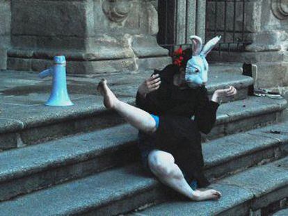 Imagen de una performanceen las escaleras de la iglesia de Santa Eufemia, en Ourense, durante el festival de Danza e artes do corpo del año pasado