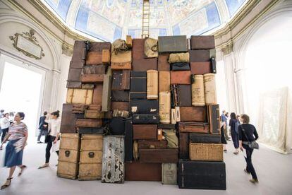 Obra del artista Fabio Mauri en la entrada al pabell&oacute;n central de la 56&ordf; Bienal de Venecia.