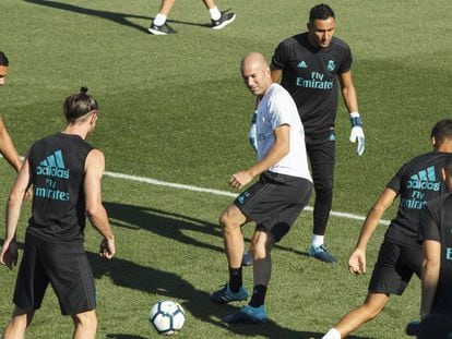Zidane con varios jugadores en el entrenamiento del s&aacute;bado. 