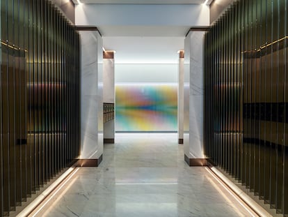 La instalación permanente 'Ambientación Cromática Montalbán 11', del artista Carlos Cruz-Diez, se encuentra en la entrada del edificio.