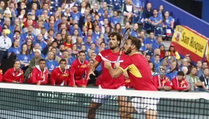 Feliciano y Granollers, ayer durante el dobles en el Estadio Pierre Mauroy de Lille.