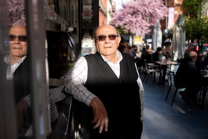 Manolo (75 años), votará a Ayuso en las próximas elecciones y es el dueño del bar La Tapa, ubicado en la Plaza de Tirso de Molina.