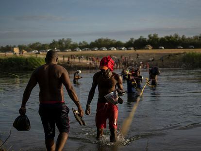 Migrantes haitianos cruzan el Río Bravo entre Del Río (Texas) y Ciudad Acuña (México) el 22 de septiembre de 2021.