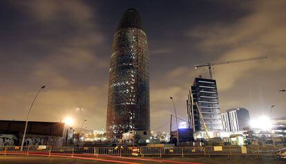 La torre Agbar, en construcción, en 2004