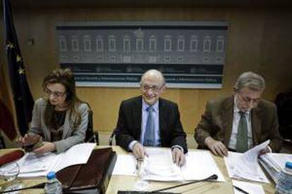 El ministro de Hacienda y Administraciones Públicas, Cristóbal Montoro (c), junto al secretario de Estado de Administraciones Públicas, Antonio Beteta (d), y la secretaria de Estado de Presupuestos, Marta Fernández Currás (i), durante la reunión del Consejo de Política Fiscal y Financiera (CPFF). EFE/Archivo