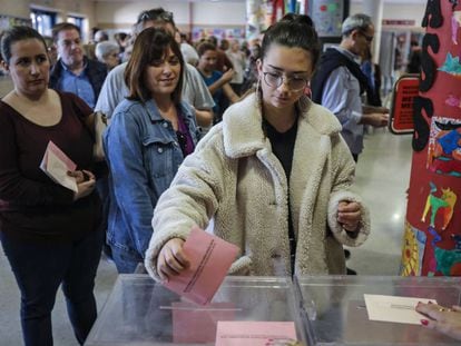 Una joven votando por primera vez en el colegio Maria Montaña de Valencia.
 
