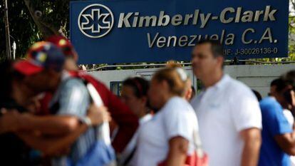 Trabajadores ante la sede de Kimberly-Clark en Maracay (Venezuela)
