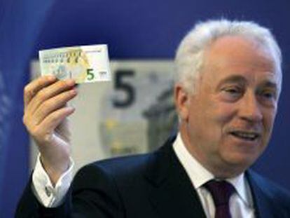 Carlos Costa, gobernador del Banco de Portugal, muestra el nuevo billete de 5 euros que entr&oacute; en circulaci&oacute;n el pasado 2 de mayo.