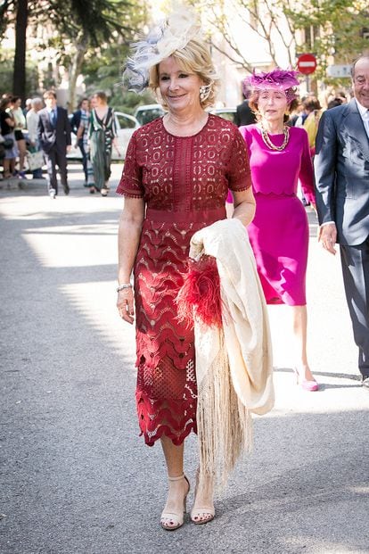 Esperanza Aguirre, expresidenta de la Comunidad de Madrid, fue otra de las invitadas que apostó por el rojo eligiendo un clásico vestido de encaje.