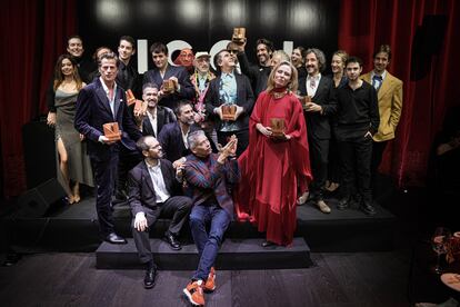 Foto de equipo de premiados, entregadores, maestro de ceremonias y el director de ICON, Daniel García.