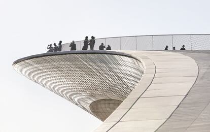 El blanco níveo de la cerámica de la fachada se refleja, como si fuera una ola, en las aguas azules del río Tajo. El Museo de Arte, Arquitectura y Tecnología (MAAT), inaugurado en 2017 sobre una superficie de 7.000 metros cuadrados en Belém, es obra Amanda Levete, del estudio AL-A. https://maat.pt