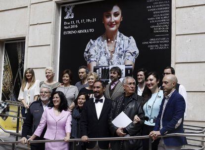 Paco Azor&iacute;n (d), director de escena de la &oacute;pera &#039;Mar&iacute;a Moliner&#039; de Antoni Parera Fons, acompa&ntilde;ado del elenco de la obra.