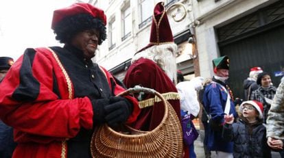 El paje Zwarte Piet junto a Santa Claus.