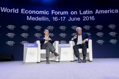 Juan Manuel Santos, presidente de Colombia, y Felipe González, expresidente de España, durante su conversación en el Foro Económico Mundial en Medellín.
