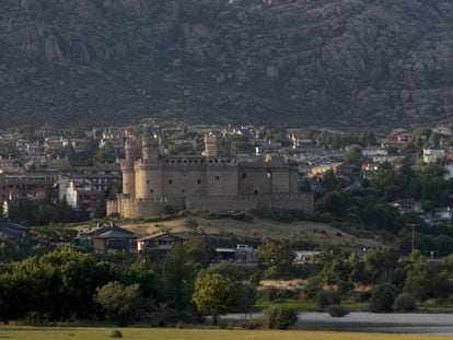 El castillo destaca sobre la panorámica de Manzanares el Real.