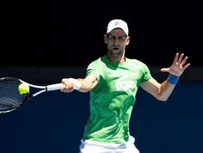 El tenista Novak Djokovic entrena este jueves en Melbourne (Australia).
