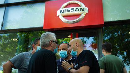 Trabajadores de Nissan protestan ante un concesionario de la marca.