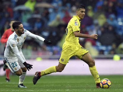 Rodrigo Hernández protege el balón ante Isco.