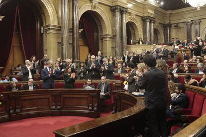 Diputados de Junts per Catalunya aplauden el pasado 27 de enero a Torra, mientras los de ERC, incluido el vicepresidente Aragonès, permanecen sentados.