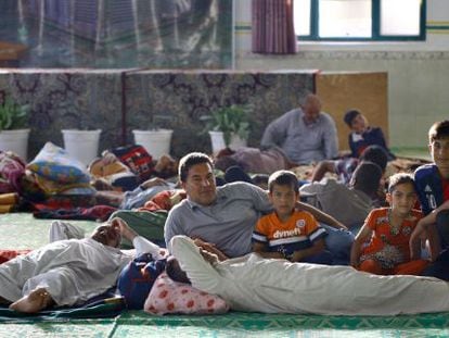 Cristianos huidos de Mosul se refugian en una mezquita en Nayaf.
