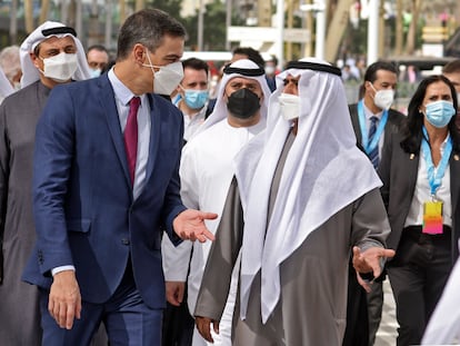 El presidente del Gobierno, Pedro Sánchez, con el ministro de Tolerancia de Emiratos Árabes Unidos, Nahyan bin Mubarak Al Nahyan, este miércoles en Dubái.