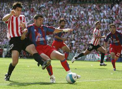 De izquierda a derecha, Iraola, Serrano, Tommasi, Urzaiz y Descarga, durante el Athletic-Levante de la temporada 2006-2007.