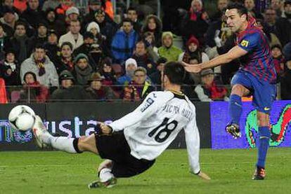 Xavi lanza a puerta en el disparo que supuso el segundo gol del Barcelona