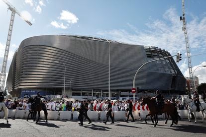 Las inmediaciones del estadio Santiago Bernabéu antes del partido de ida de semifinales de la Liga de Campeones de fútbol entre el Real Madrid y el Manchester City.