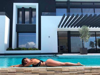 Georgina Rodríguez en una casa de la urbanización La Zagaleta durante sus vacaciones con Cristiano Ronaldo.