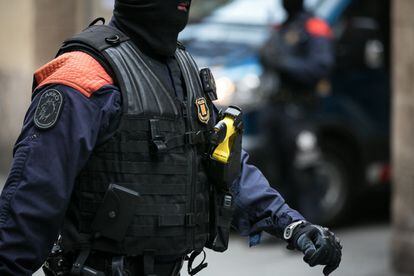Un agente de los Mossos d'Esquadra con una pistola táser