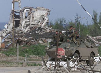 Un tanque con soldados rusos pasa frente a unas ruinas en la ciudad de Grozni.